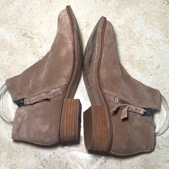 Dolce Vita Taupe Suede Ankle Boots Side Zipper Stacked Heel Western Boho Casual - Picture 4 of 9